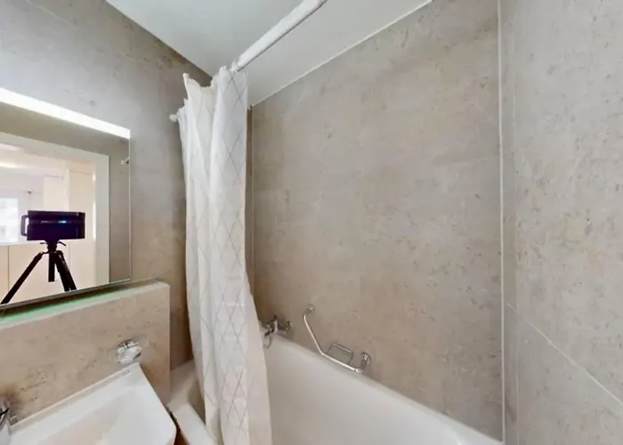 Spacious Minimalist Prilly 2br Free Parking *